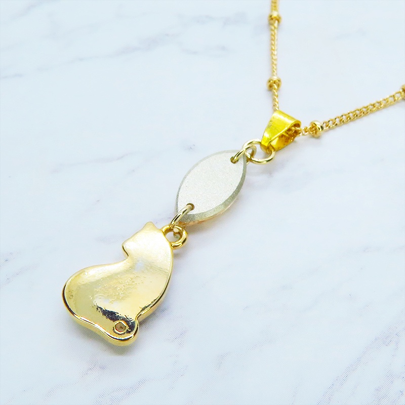 ゴールドカラー 振り返りシルエットの白猫モチーフとスワロフスキー・クリスタルのネックレス 長さ変更可 アジャスター可