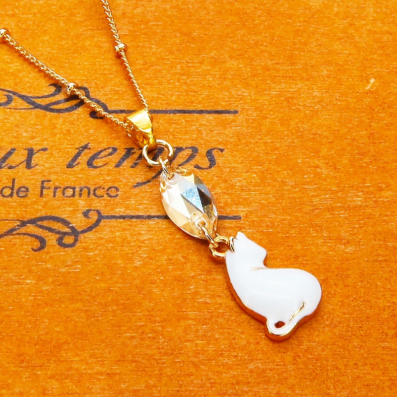 ゴールドカラー 振り返りシルエットの白猫モチーフとスワロフスキー・クリスタルのネックレス 長さ変更可 アジャスター可