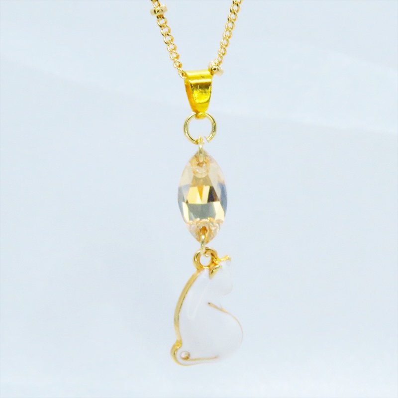 ゴールドカラー 振り返りシルエットの白猫モチーフとスワロフスキー・クリスタルのネックレス 長さ変更可 アジャスター可
