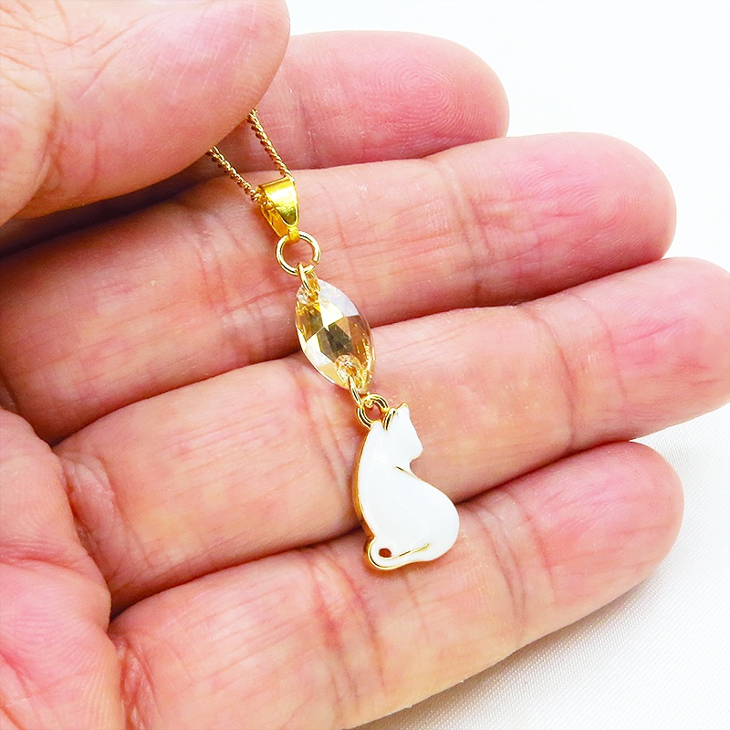 ゴールドカラー 振り返りシルエットの白猫モチーフとスワロフスキー・クリスタルのネックレス 長さ変更可 アジャスター可