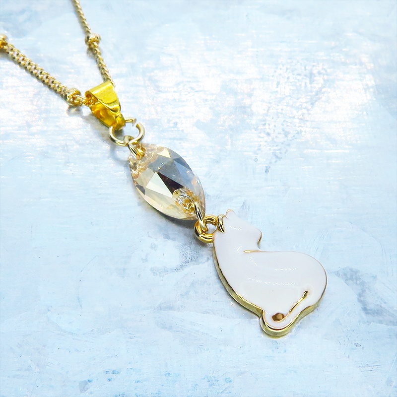 ゴールドカラー 振り返りシルエットの白猫モチーフとスワロフスキー・クリスタルのネックレス 長さ変更可 アジャスター可