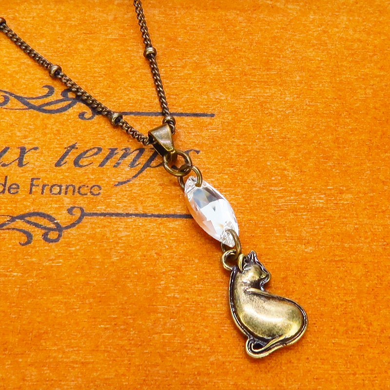 アンティークゴールド 振り返りシルエットのアンティークカラーの猫モチーフとスワロフスキー・クリスタルのネックレス 長さ変更可 アジャスター可