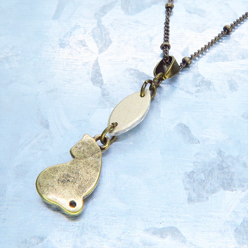 アンティークゴールド 振り返りシルエットのアンティークカラーの猫モチーフとスワロフスキー・クリスタルのネックレス 長さ変更可 アジャスター可