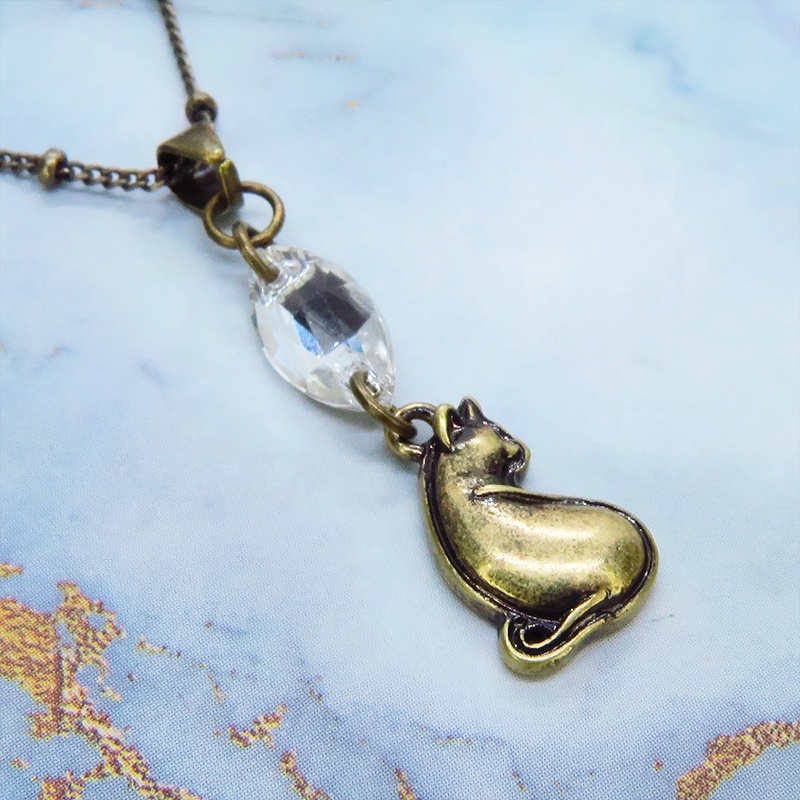 アンティークゴールド 振り返りシルエットのアンティークカラーの猫モチーフとスワロフスキー・クリスタルのネックレス 長さ変更可 アジャスター可