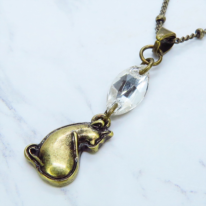 アンティークゴールド 振り返りシルエットのアンティークカラーの猫モチーフとスワロフスキー・クリスタルのネックレス 長さ変更可 アジャスター可