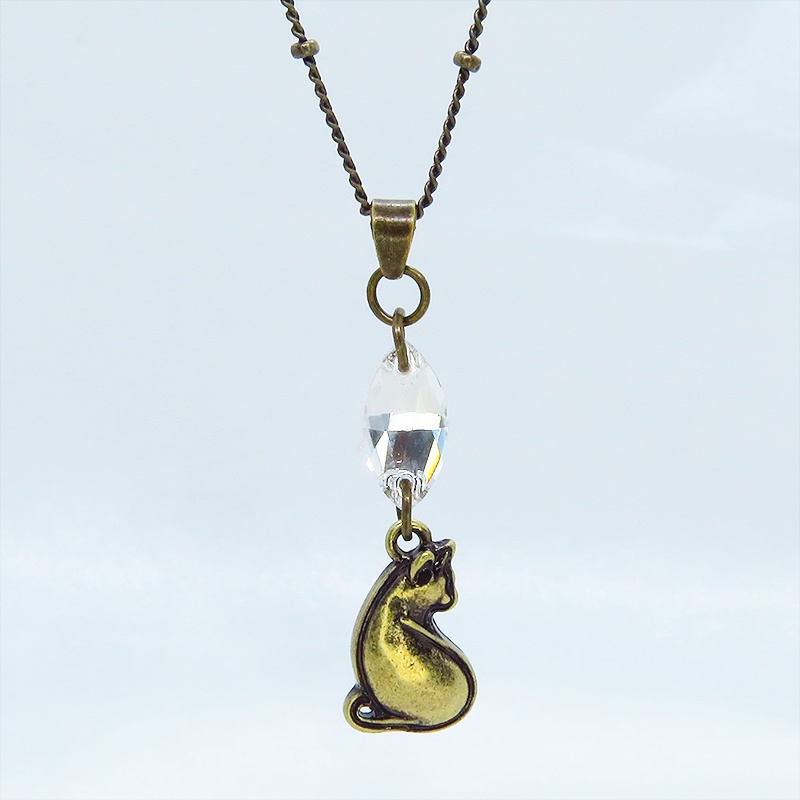 アンティークゴールド 振り返りシルエットのアンティークカラーの猫モチーフとスワロフスキー・クリスタルのネックレス 長さ変更可 アジャスター可