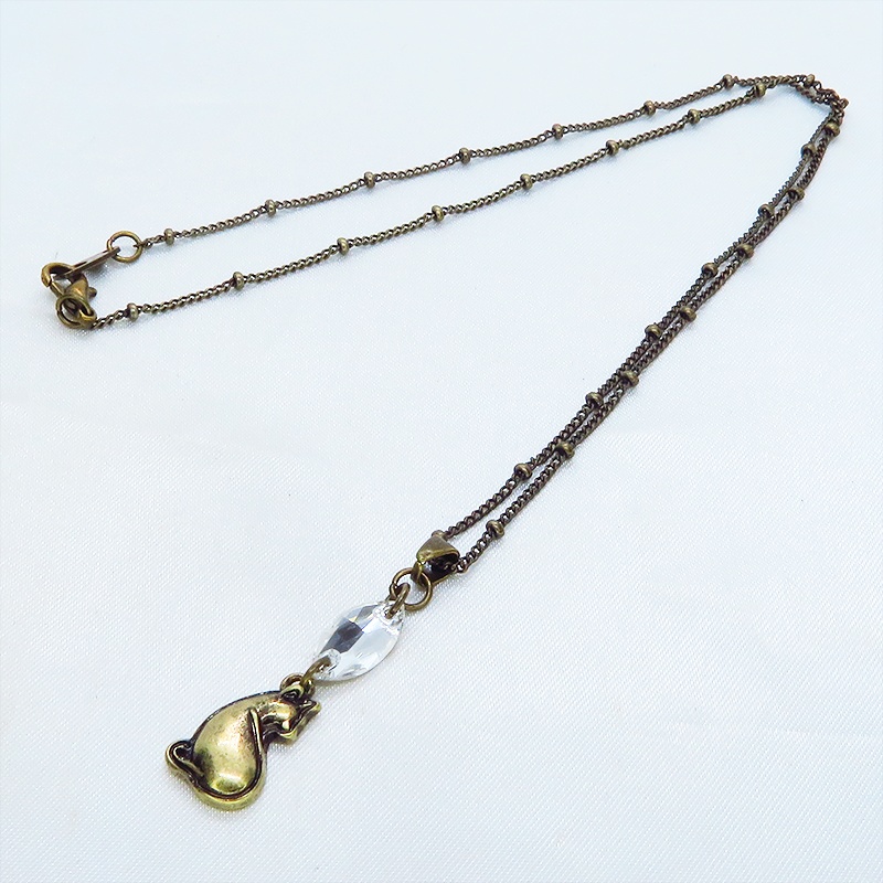 アンティークゴールド 振り返りシルエットのアンティークカラーの猫モチーフとスワロフスキー・クリスタルのネックレス 長さ変更可 アジャスター可