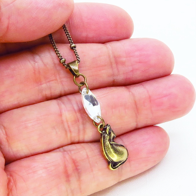 アンティークゴールド 振り返りシルエットのアンティークカラーの猫モチーフとスワロフスキー・クリスタルのネックレス 長さ変更可 アジャスター可