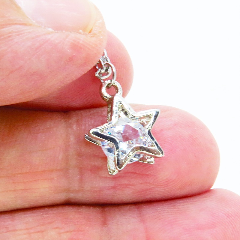 シルバーカラーの星型(スター)フレームにキュービックジルコニアをプラスしたコンパクトなネックレス ステンレスチェーン 長さ変更可 アジャスター可