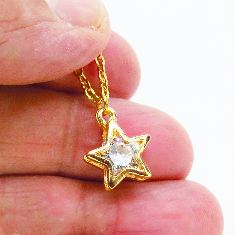 マットゴールドの星型(スター)フレームにキュービックジルコニアをプラスしたコンパクトなネックレス ステンレスチェーン 長さ変更可 アジャスター可