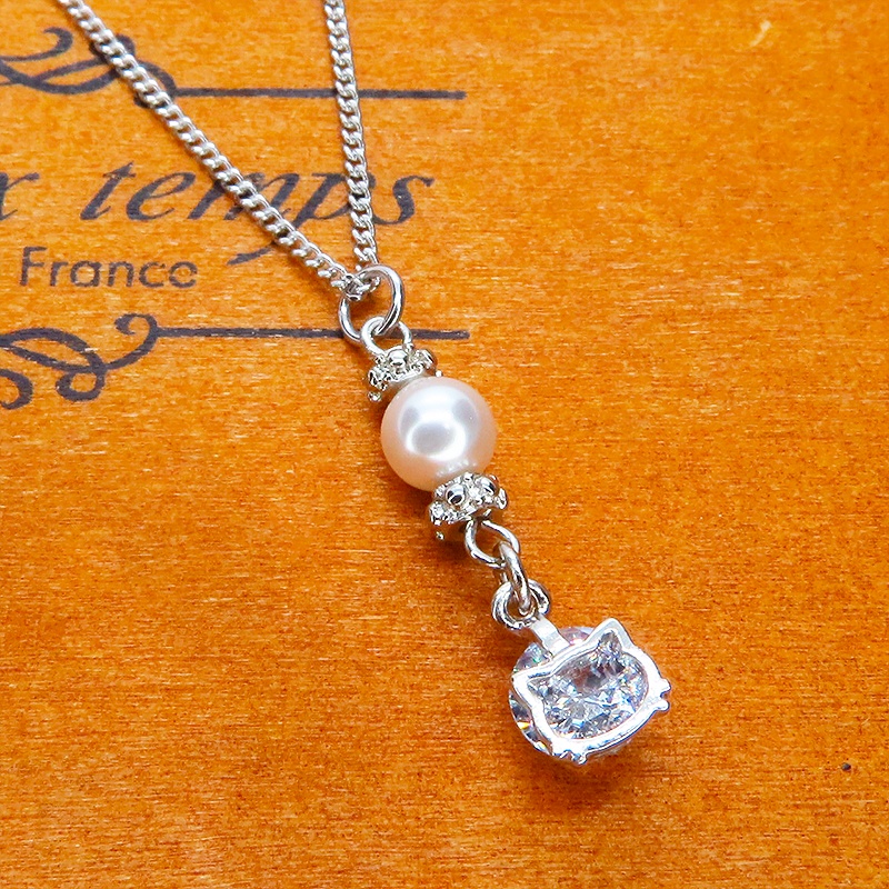 シルバーカラー キュービックジルコニアの猫フェイスフレームとスワロフスキーパールのネックレス 長さ変更可 アジャスター可