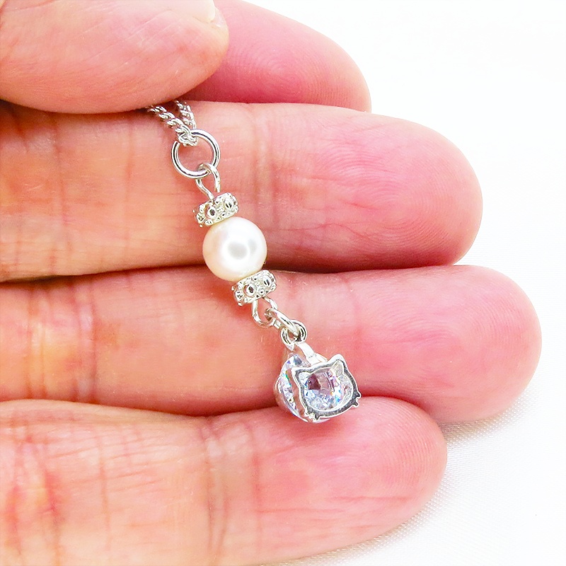 シルバーカラー キュービックジルコニアの猫フェイスフレームとスワロフスキーパールのネックレス 長さ変更可 アジャスター可