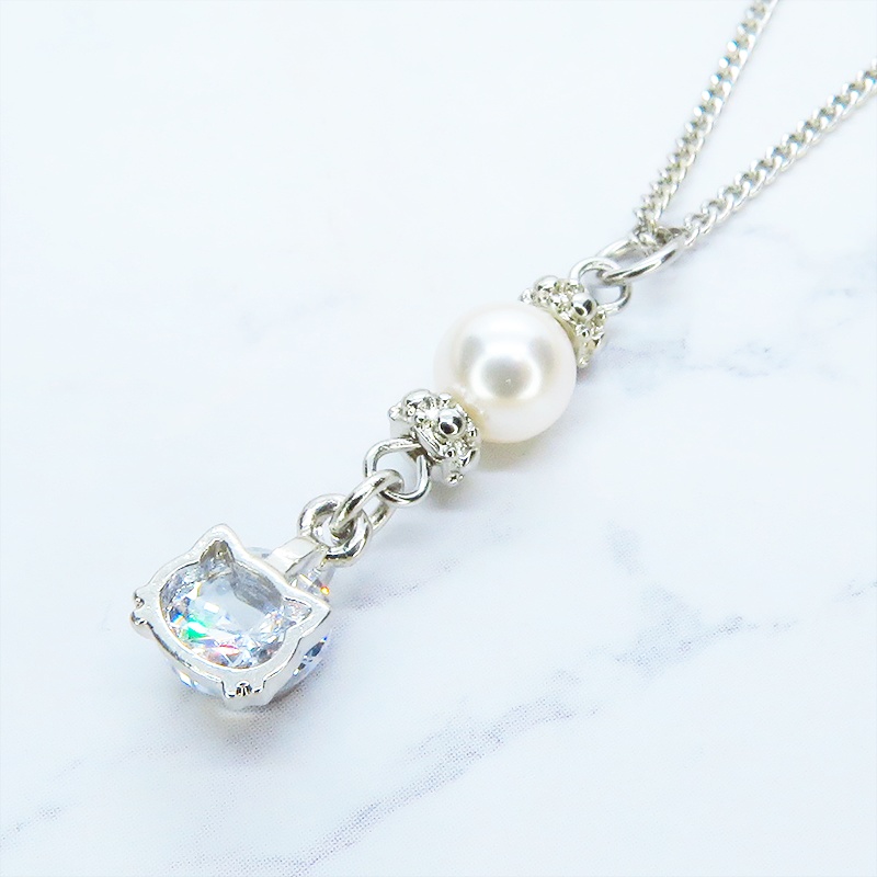 シルバーカラー キュービックジルコニアの猫フェイスフレームとスワロフスキーパールのネックレス 長さ変更可 アジャスター可