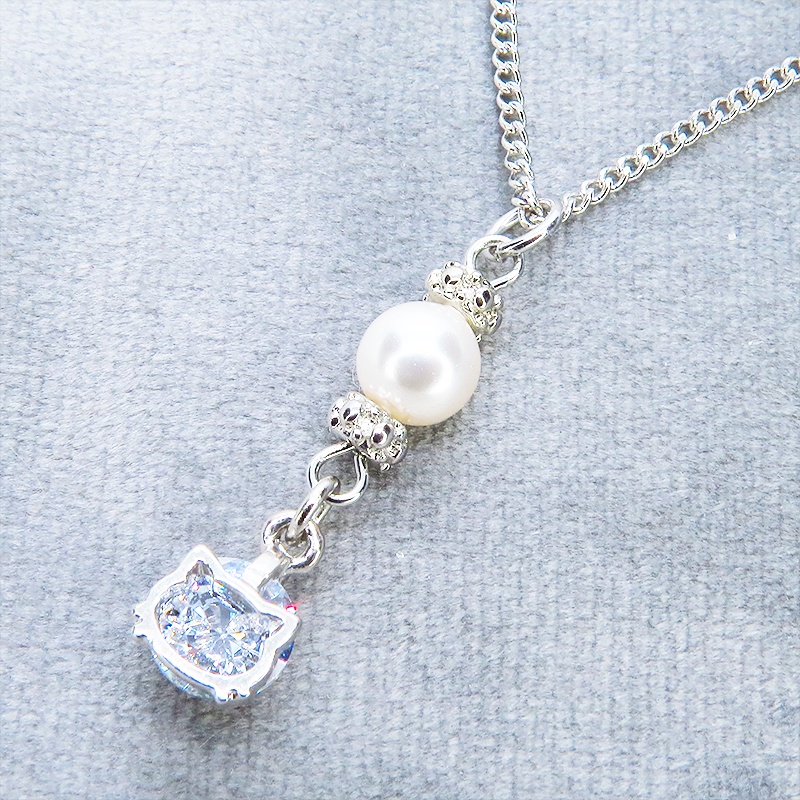 シルバーカラー キュービックジルコニアの猫フェイスフレームとスワロフスキーパールのネックレス 長さ変更可 アジャスター可