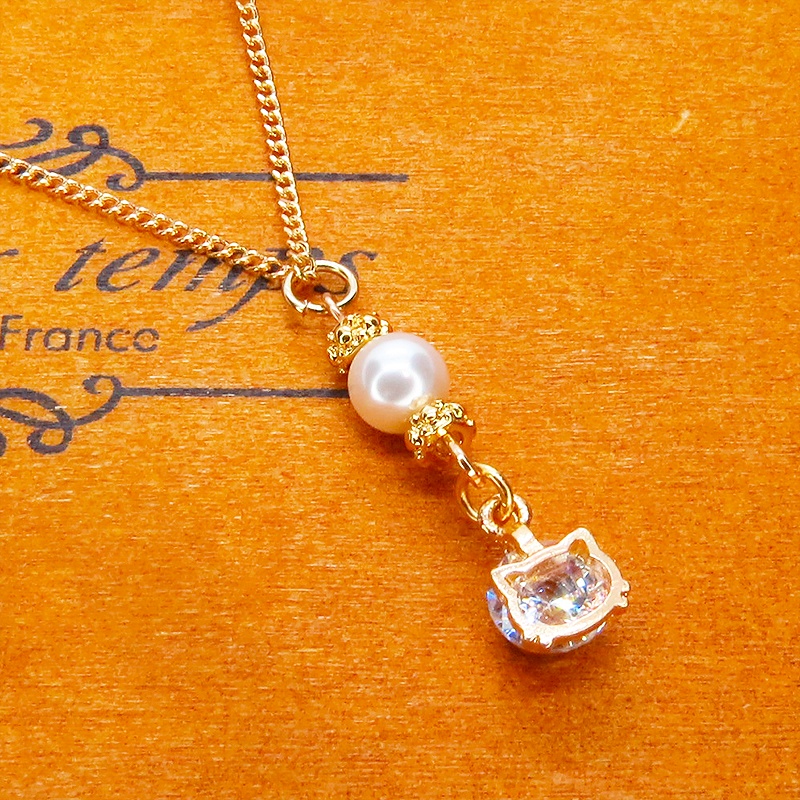 マットゴールド キュービックジルコニアの猫フェイスフレームとスワロフスキーパールのネックレス 長さ変更可 アジャスター可