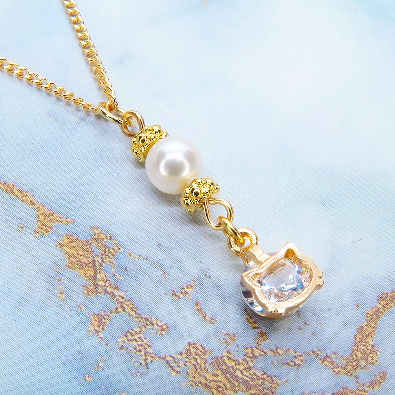 マットゴールド キュービックジルコニアの猫フェイスフレームとスワロフスキーパールのネックレス 長さ変更可 アジャスター可