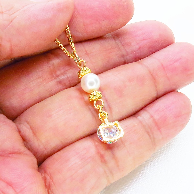 マットゴールド キュービックジルコニアの猫フェイスフレームとスワロフスキーパールのネックレス 長さ変更可 アジャスター可