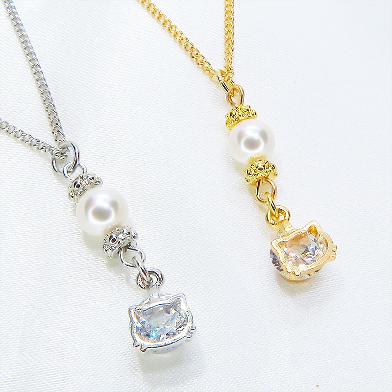 マットゴールド キュービックジルコニアの猫フェイスフレームとスワロフスキーパールのネックレス 長さ変更可 アジャスター可