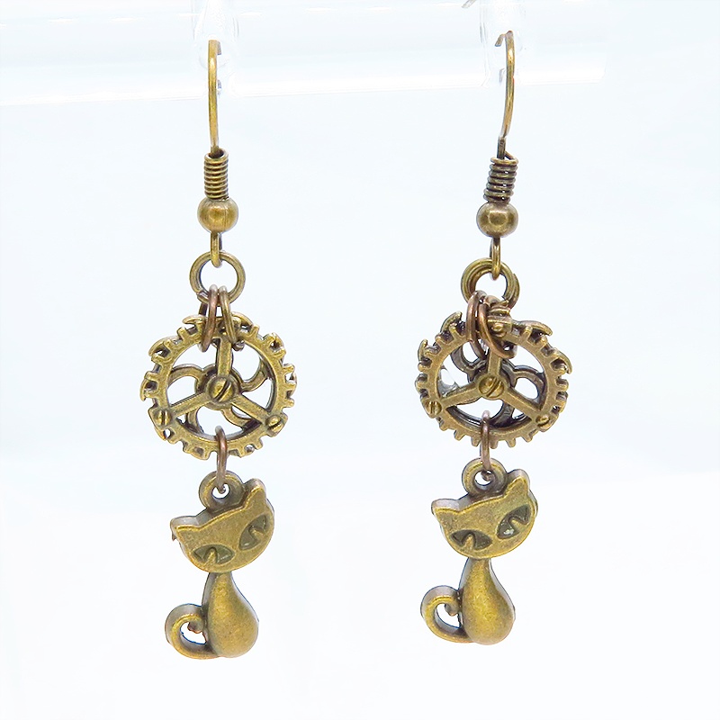 アンティークゴールド 猫と小さな歯車を組合せたコンパクトなスチームパンク風ピアス