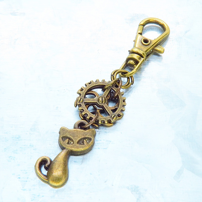アンティークゴールド 猫と小さな歯車のコンパクトなスチームパンク風のチャーム キーホルダー 金具変更可