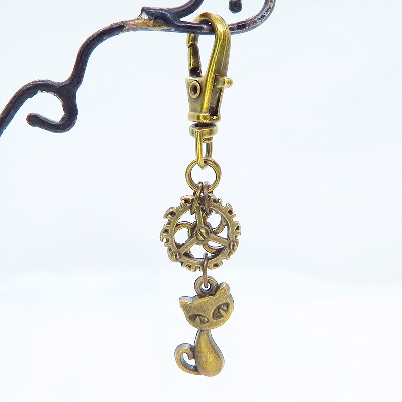 アンティークゴールド 猫と小さな歯車のコンパクトなスチームパンク風のチャーム キーホルダー 金具変更可