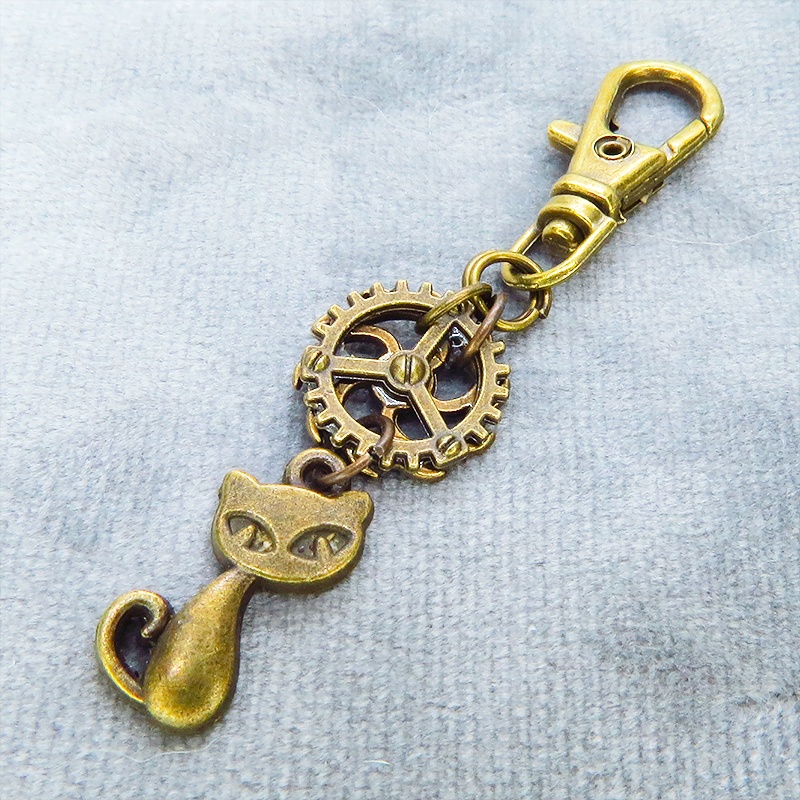 アンティークゴールド 猫と小さな歯車のコンパクトなスチームパンク風のチャーム キーホルダー 金具変更可