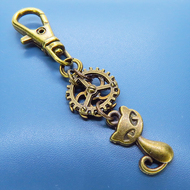 アンティークゴールド 猫と小さな歯車のコンパクトなスチームパンク風のチャーム キーホルダー 金具変更可