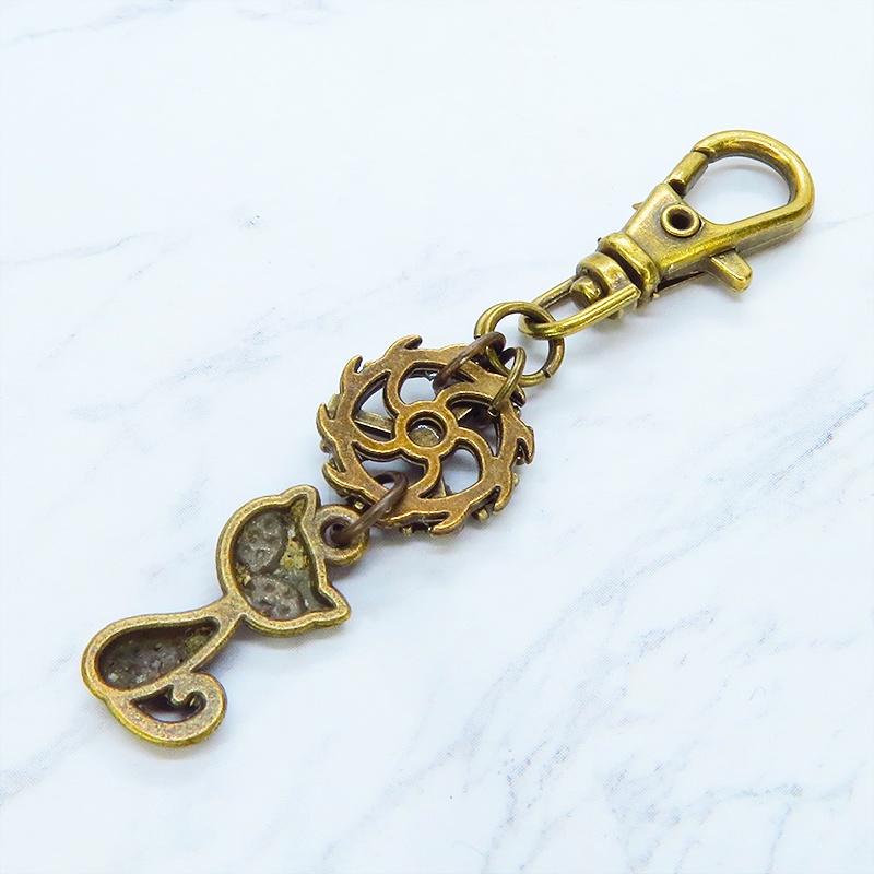 アンティークゴールド 猫と小さな歯車のコンパクトなスチームパンク風のチャーム キーホルダー 金具変更可