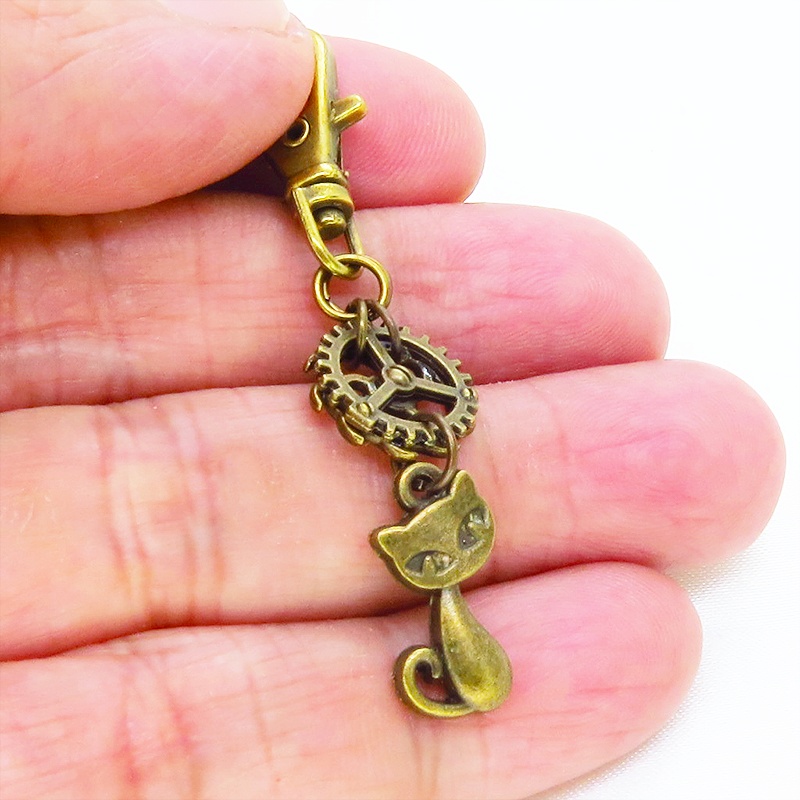 アンティークゴールド 猫と小さな歯車のコンパクトなスチームパンク風のチャーム キーホルダー 金具変更可