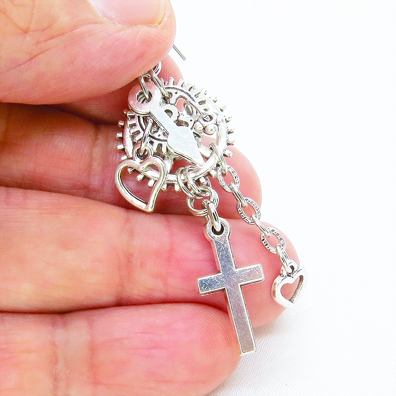 アンティークシルバー ロザリオ(十字架)と歯車を組合せたスチームパンク風チェーン付きピアス サージカル可