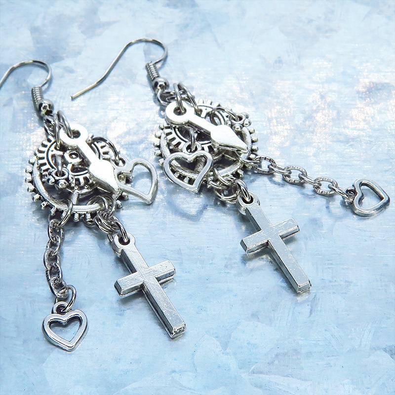 アンティークシルバー ロザリオ(十字架)と歯車を組合せたスチームパンク風チェーン付きピアス サージカル可