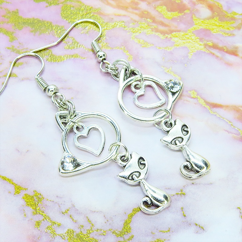 アンティークシルバー 猫モチーフと猫フェイスフレームのダブル猫ピアス スワロフスキークリスタル サージカル変更可