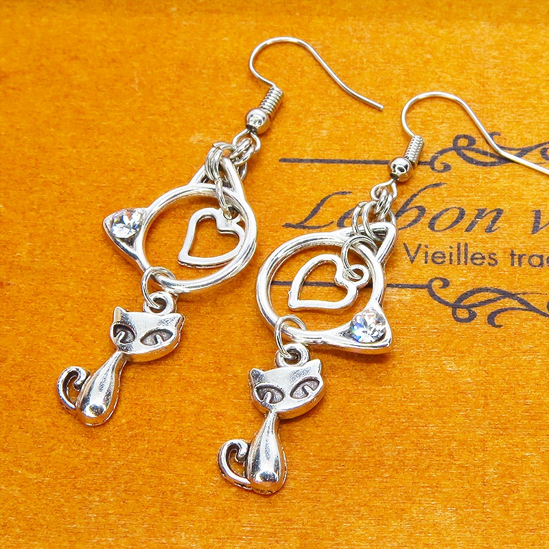 アンティークシルバー 猫モチーフと猫フェイスフレームのダブル猫ピアス スワロフスキークリスタル サージカル変更可