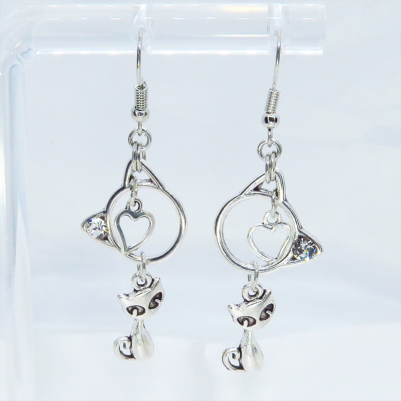 アンティークシルバー 猫モチーフと猫フェイスフレームのダブル猫ピアス スワロフスキークリスタル サージカル変更可