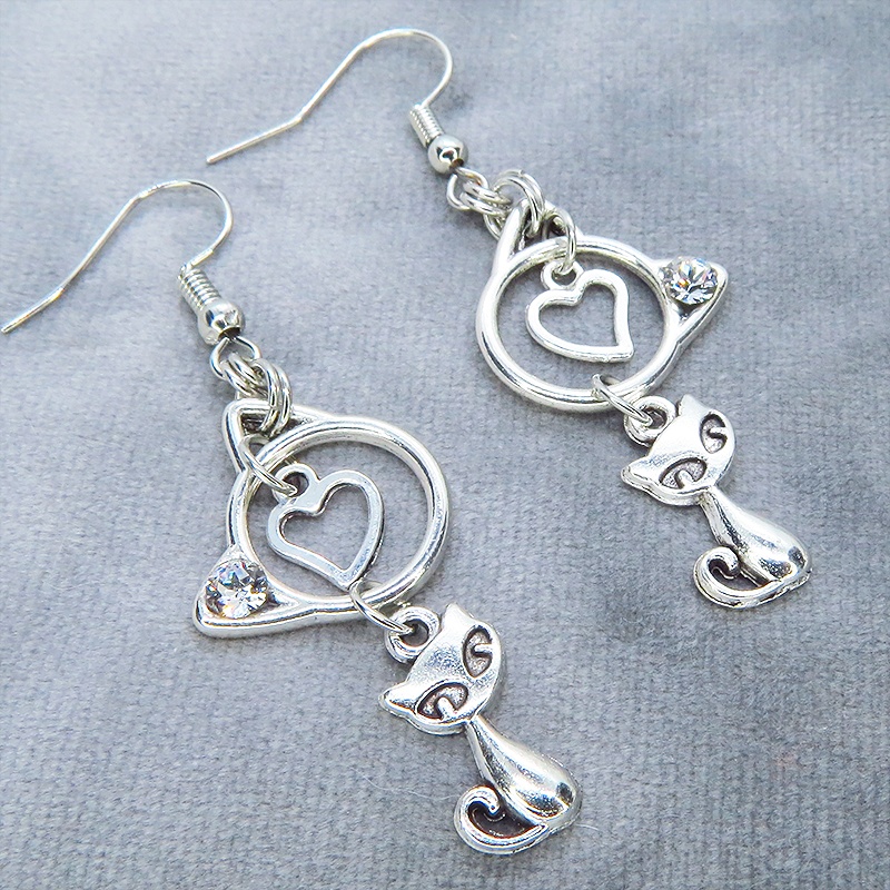 アンティークシルバー 猫モチーフと猫フェイスフレームのダブル猫ピアス スワロフスキークリスタル サージカル変更可