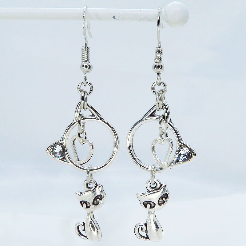 アンティークシルバー 猫モチーフと猫フェイスフレームのダブル猫ピアス スワロフスキークリスタル サージカル変更可