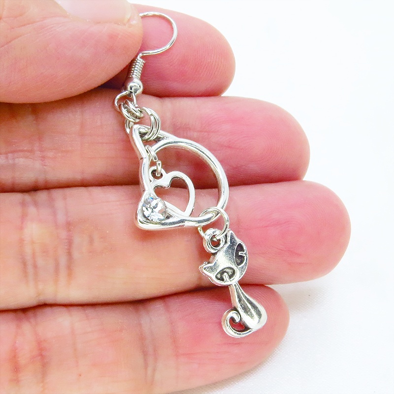 アンティークシルバー 猫モチーフと猫フェイスフレームのダブル猫ピアス スワロフスキークリスタル サージカル変更可