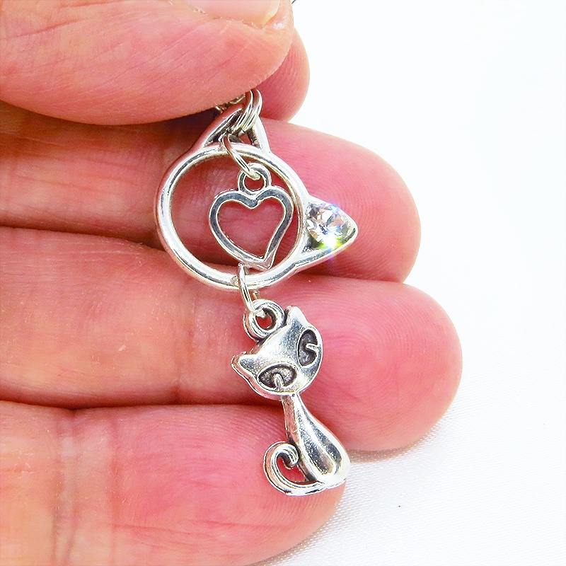 アンティークシルバー 猫モチーフと猫フェイスフレームのダブル猫ピアス スワロフスキークリスタル サージカル変更可