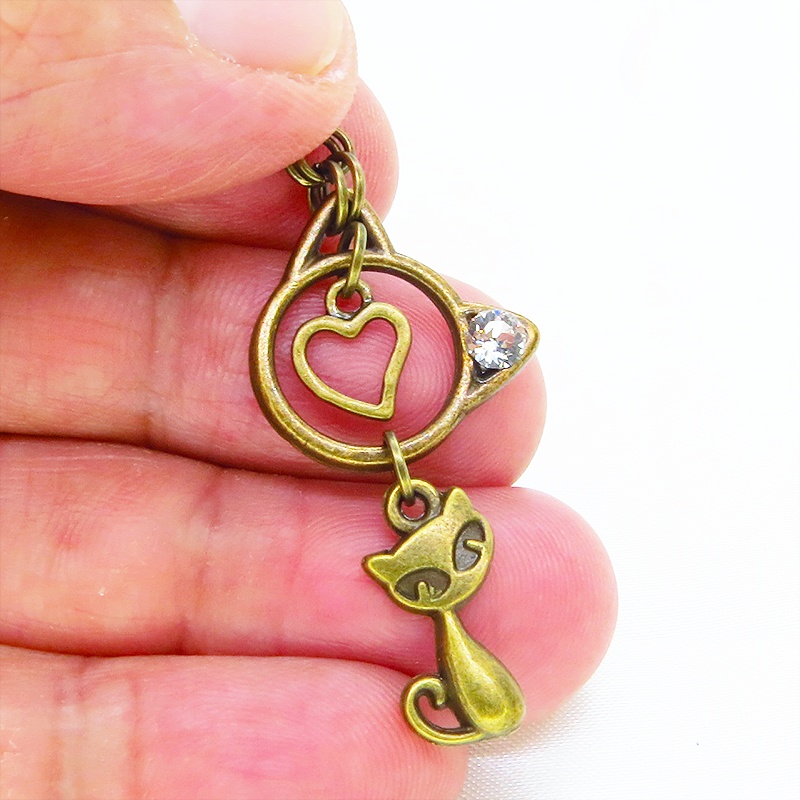 アンティークゴールド 猫モチーフと猫フェイスフレームのダブル猫ピアス スワロフスキークリスタル