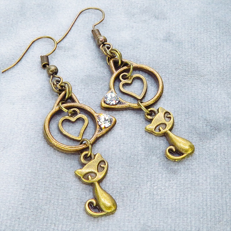 アンティークゴールド 猫モチーフと猫フェイスフレームのダブル猫ピアス スワロフスキークリスタル