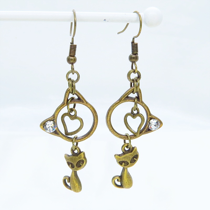 アンティークゴールド 猫モチーフと猫フェイスフレームのダブル猫ピアス スワロフスキークリスタル