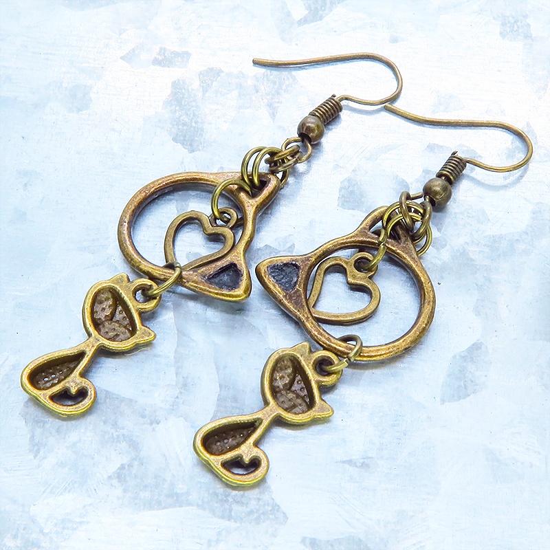 アンティークゴールド 猫モチーフと猫フェイスフレームのダブル猫ピアス スワロフスキークリスタル