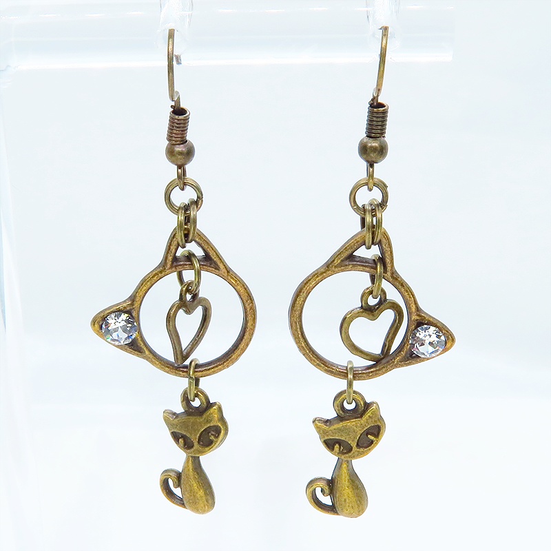 アンティークゴールド 猫モチーフと猫フェイスフレームのダブル猫ピアス スワロフスキークリスタル