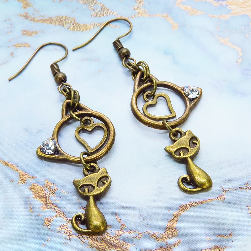 アンティークゴールド 猫モチーフと猫フェイスフレームのダブル猫ピアス スワロフスキークリスタル