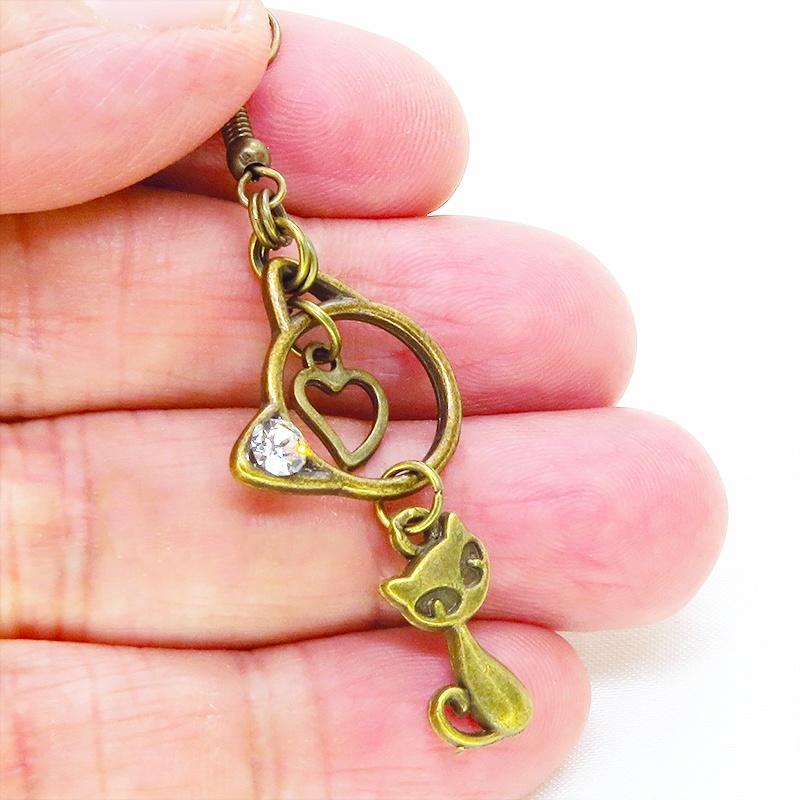 アンティークゴールド 猫モチーフと猫フェイスフレームのダブル猫ピアス スワロフスキークリスタル