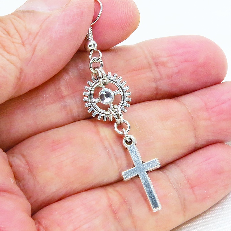 アンティークシルバー ロザリオ(十字架)と歯車を組合せたコンパクトなピアス ラインストーン サージカル可