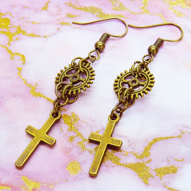 アンティークゴールド ロザリオ(十字架)と歯車を組合せたコンパクトなピアス ラインストーン