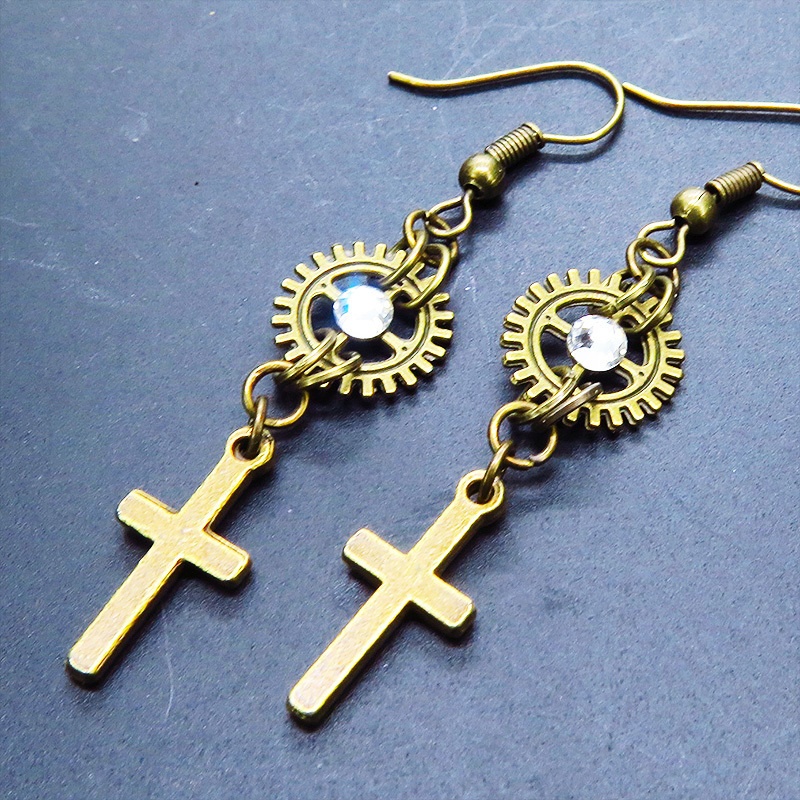 アンティークゴールド ロザリオ(十字架)と歯車を組合せたコンパクトなピアス ラインストーン