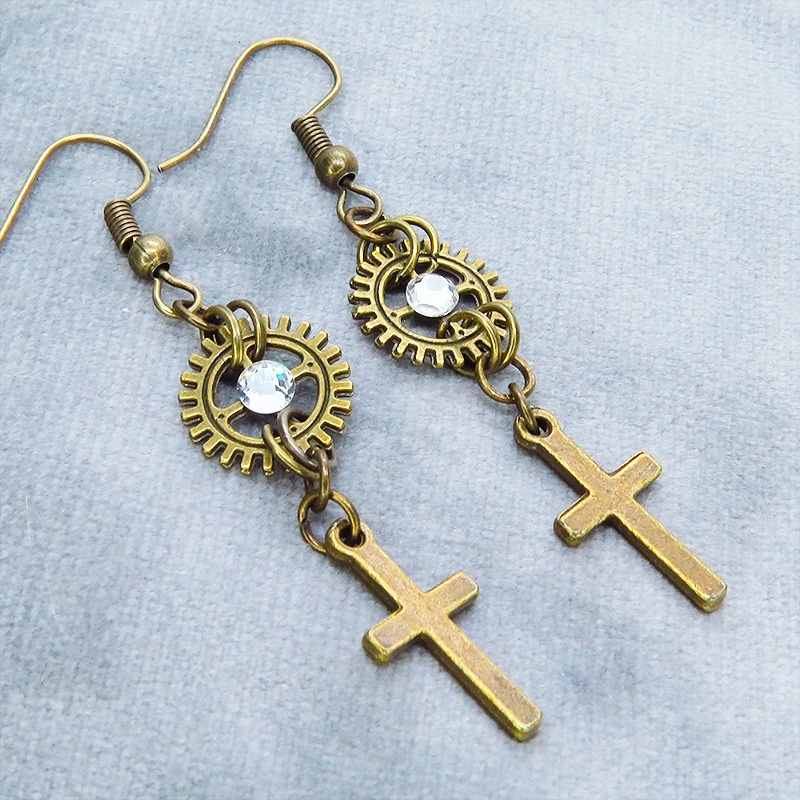 アンティークゴールド ロザリオ(十字架)と歯車を組合せたコンパクトなピアス ラインストーン