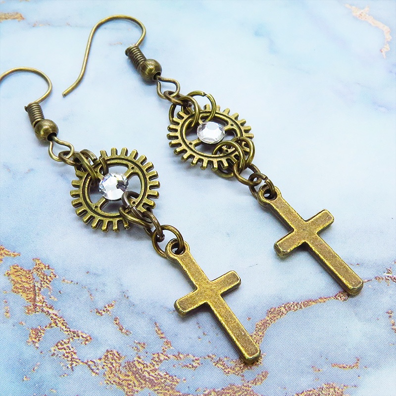 アンティークゴールド ロザリオ(十字架)と歯車を組合せたコンパクトなピアス ラインストーン